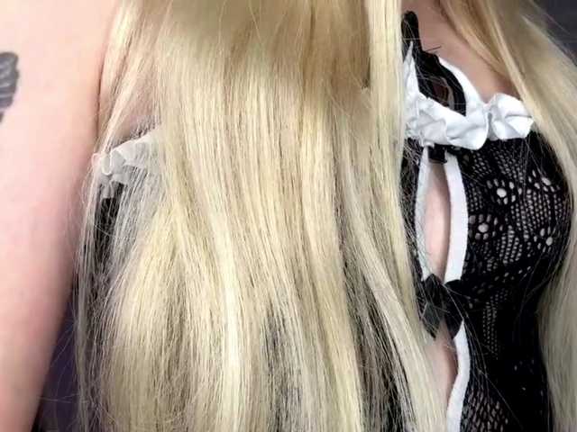 leilaelli online show from August 14, 8:01 pm