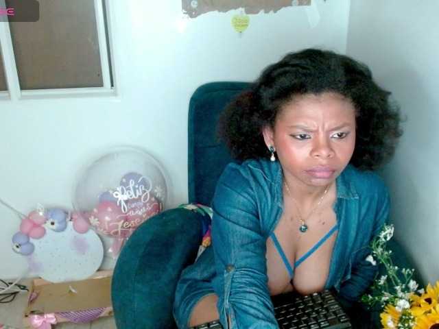lizethrey73 online show from August 2, 11:22 pm