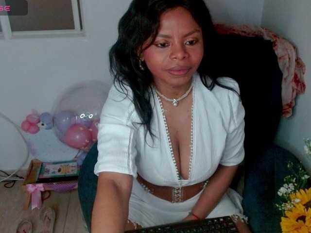 lizethrey73 online show from August 12, 11:07 pm