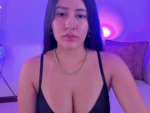 megan-cooper28 online show from August 5, 11:25 pm
