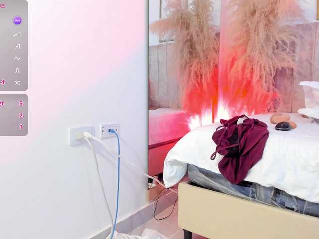 mia-lourence online show from August 12, 4:09 pm