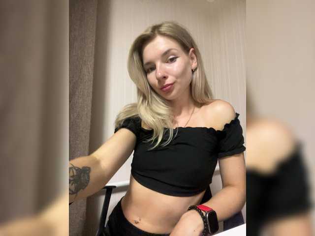 miahollis online show from August 6, 9:25 pm