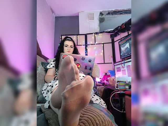 monikanylon online show from August 5, 1:31 pm