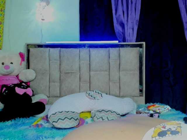 monike online show from May 8, 8:44 pm