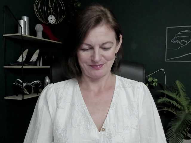mrsVivian online show from August 3, 9:38 am