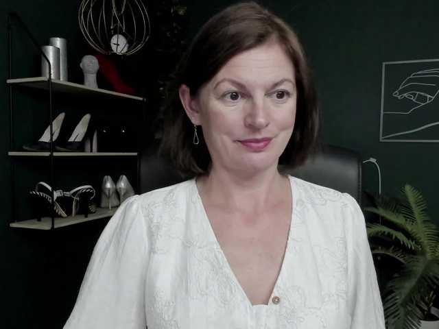 mrsVivian online show from August 3, 10:44 am