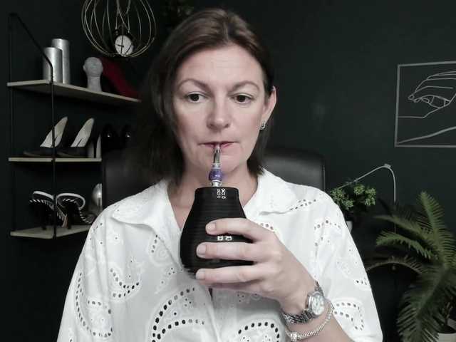 mrsVivian online show from August 4, 10:23 am