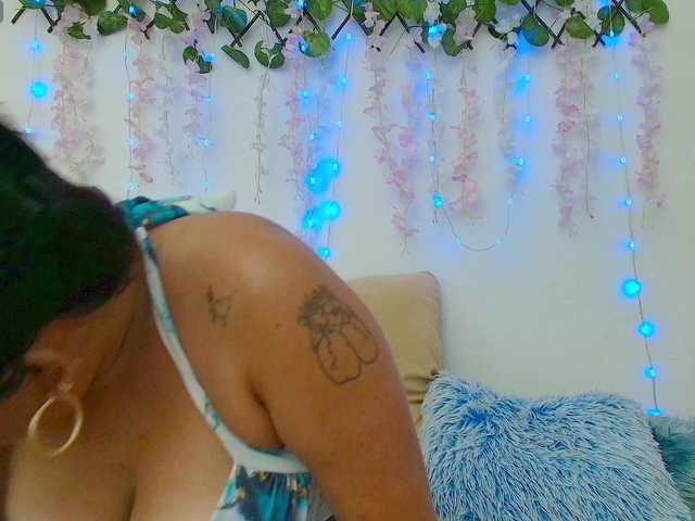 nadiaSamiri online show from August 12, 7:38 pm