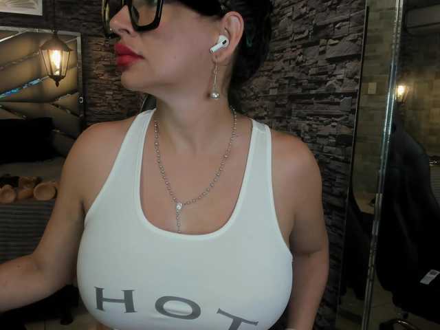 nicollequeen online show from August 6, 8:41 pm