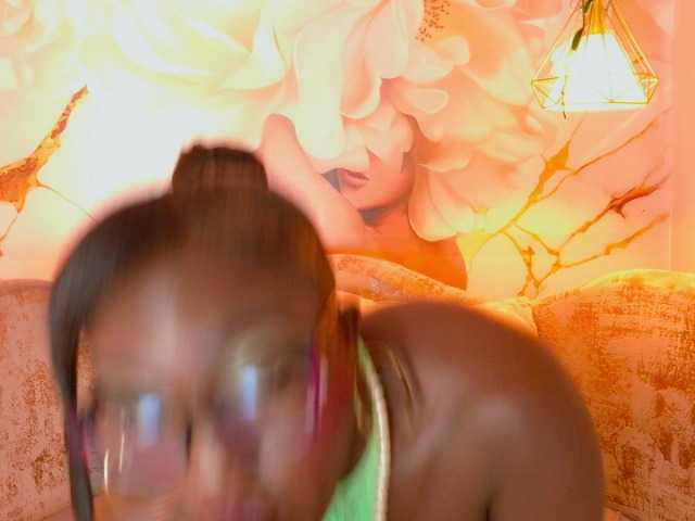 nylaroyale online show from August 8, 8:09 pm