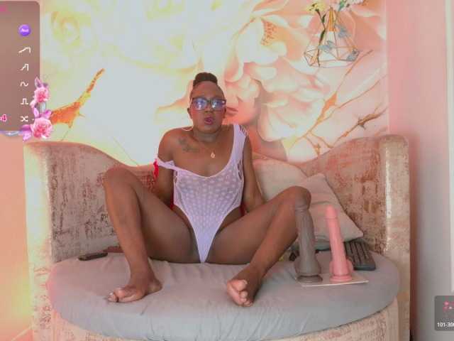 nylaroyale online show from August 11, 8:33 pm