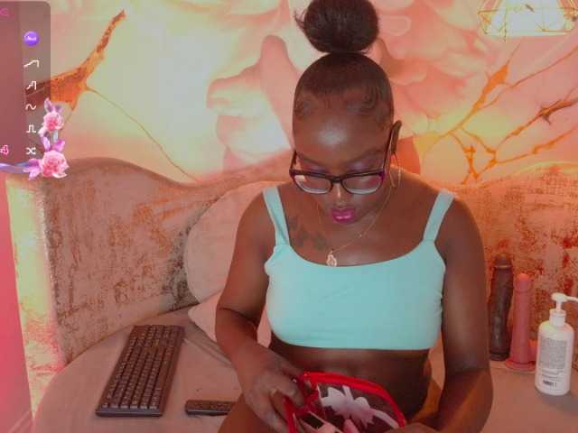 nylaroyale online show from August 11, 11:51 pm