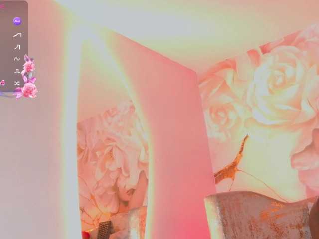 nylaroyale online show from August 12, 8:33 pm