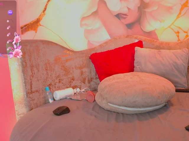 nylaroyale online show from August 12, 10:45 pm