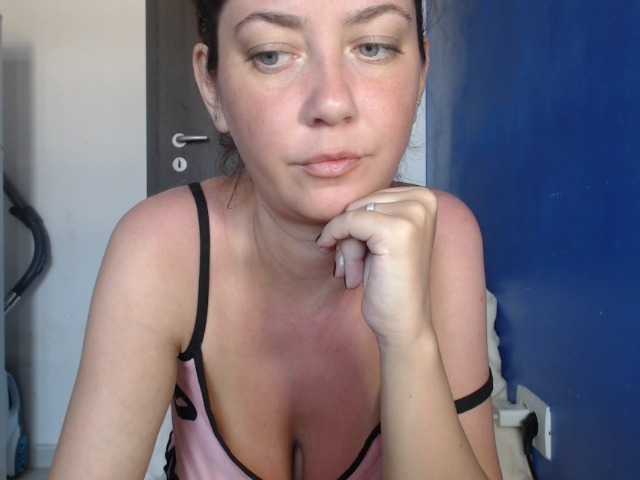 petitedanielle online show from July 29, 10:00 am
