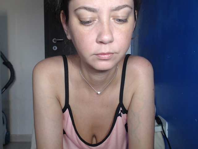 petitedanielle online show from August 1, 4:07 am