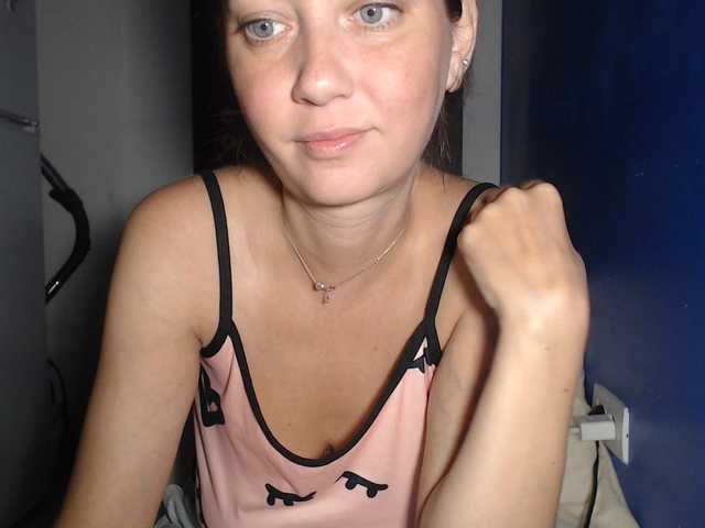 petitedanielle online show from August 4, 11:35 pm