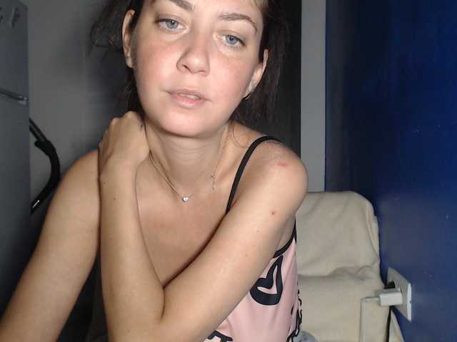 petitedanielle online show from August 5, 1:58 am