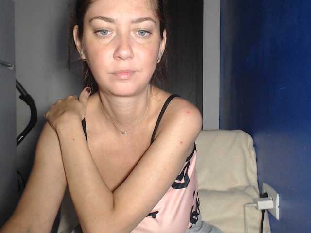 petitedanielle online show from August 5, 3:15 am