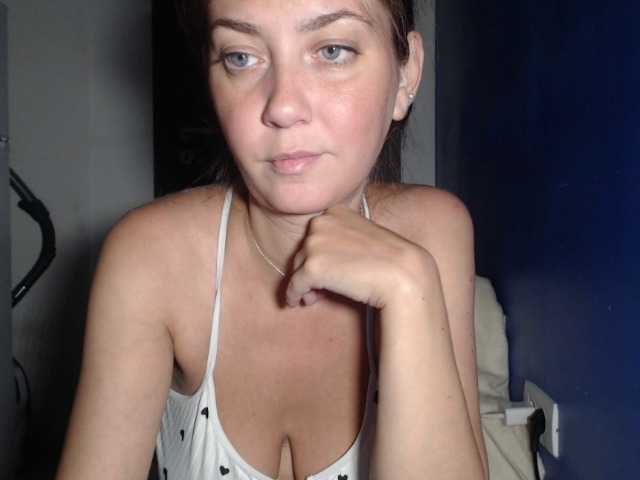 petitedanielle online show from August 10, 2:46 am
