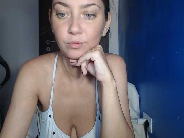petitedanielle online show from August 10, 12:06 pm