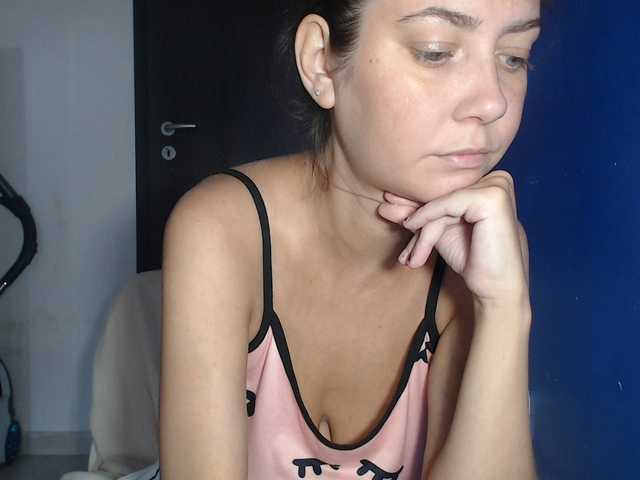 petitedanielle online show from August 12, 6:27 am