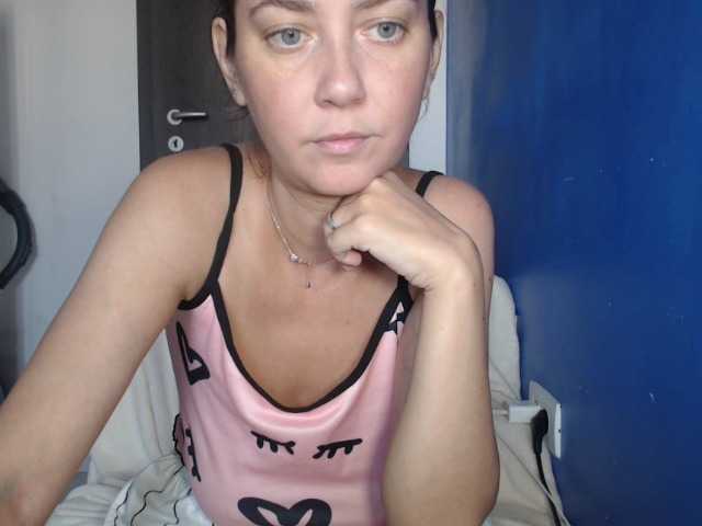 petitedanielle online show from August 12, 8:16 am
