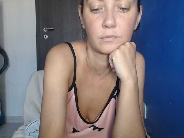 petitedanielle online show from August 12, 10:50 am