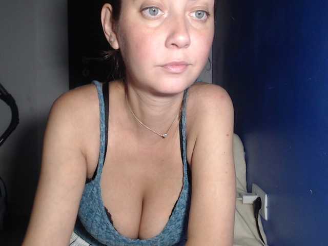 petitedanielle online show from August 12, 9:39 pm