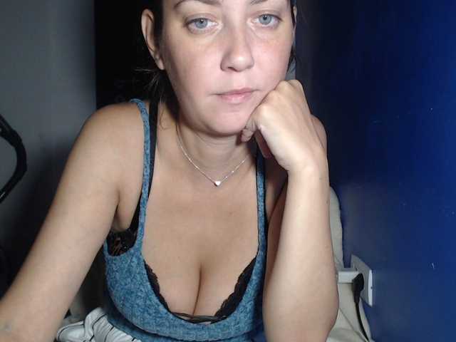 petitedanielle online show from August 12, 10:45 pm