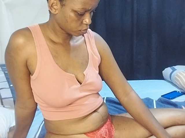 petittegoddess254 online show from August 11, 9:44 am