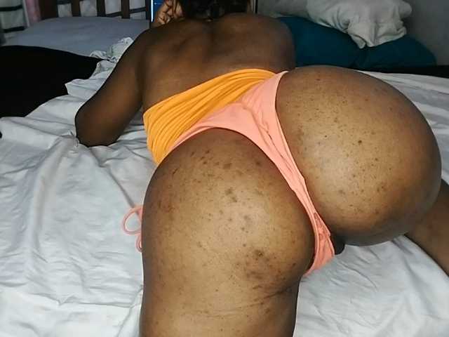 petittegoddess254 online show from August 15, 9:57 am