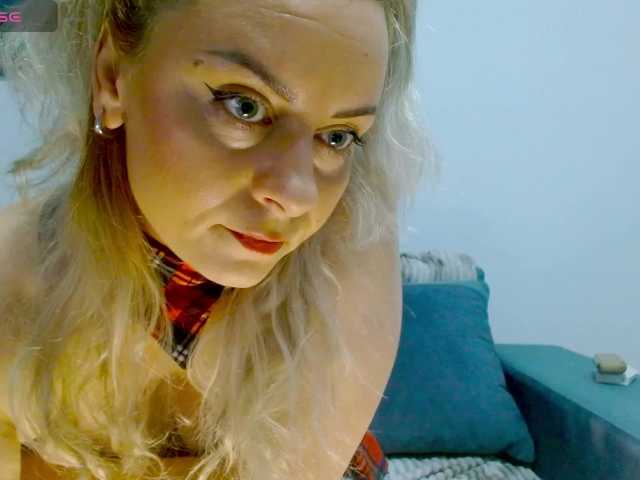 KimHotGirl online show from August 3, 9:00 pm