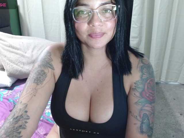 sexyvivian1 online show from August 12, 10:34 pm