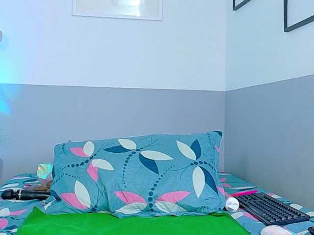 skinnyslutgirl online show from August 13, 7:33 am