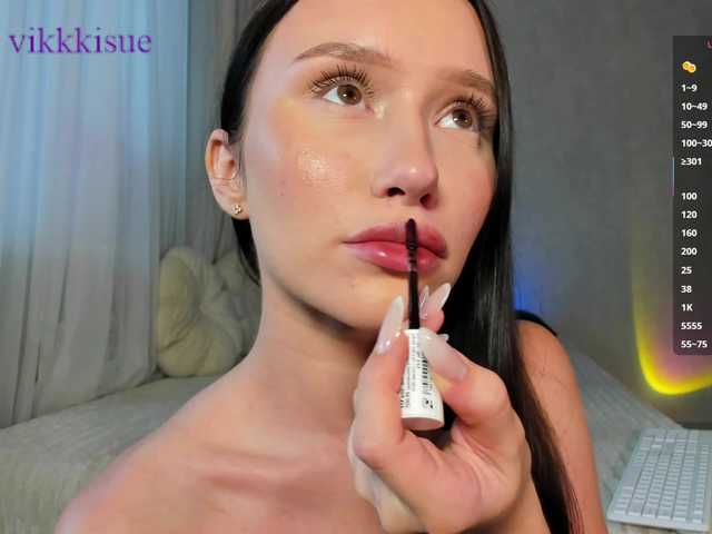 vikisue online show from August 12, 1:35 pm