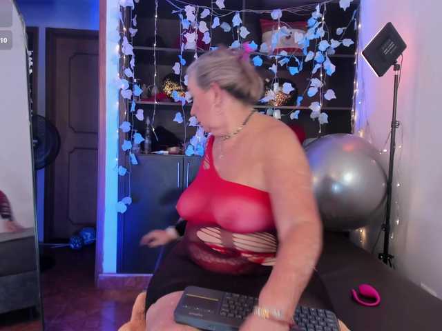 xcarlet1 online show from August 13, 11:41 pm
