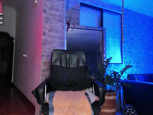 xcarlet1 online show from August 15, 4:49 am