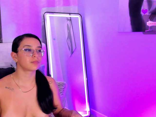 zoee-martiins online show from July 31, 11:10 pm