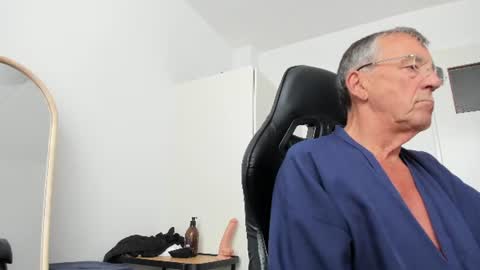 200gentleman online show from July 26, 12:43 pm