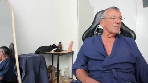 200gentleman online show from July 26, 1:49 pm