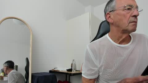 200gentleman online show from July 27, 12:43 pm