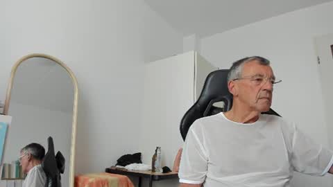 200gentleman online show from July 31, 3:29 pm