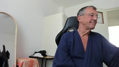 200gentleman online show from August 6, 10:14 am