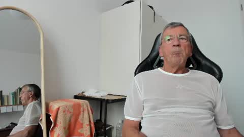 200gentleman online show from August 9, 5:36 pm