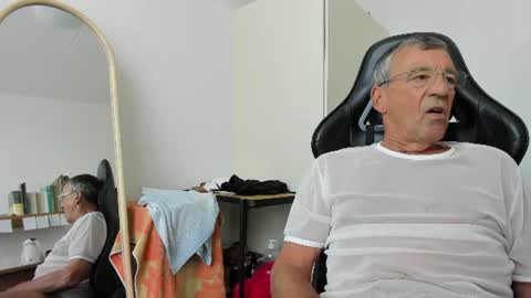 200gentleman online show from August 11, 3:58 pm