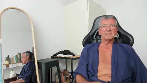 200gentleman online show from August 15, 2:10 pm