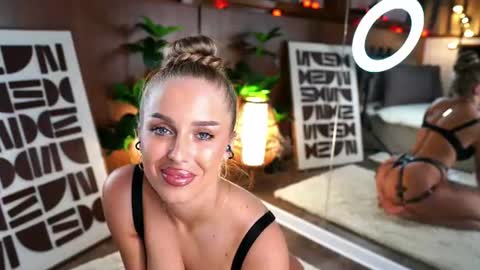 Aubri  online show from August 13, 10:02 pm