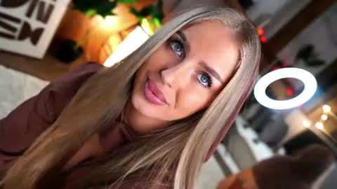 Aubri  online show from August 18, 2:06 am