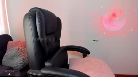 _anttonia_ online show from May 29, 5:04 pm